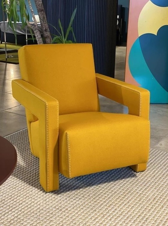 Image 1 of Cassina Fauteuil 637 Utrecht (Nieuw-Nooit Gebruikt) In Mosterdgele Wol.