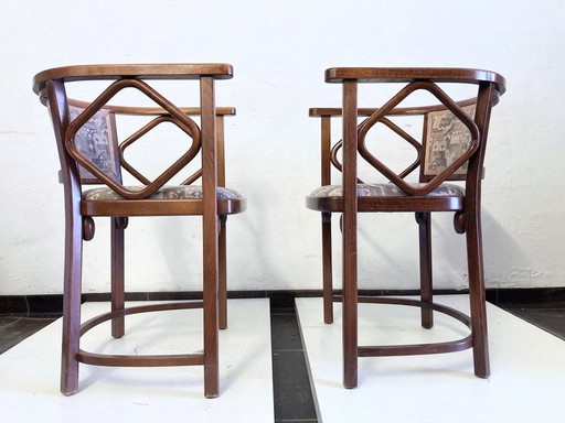 2 fauteuils van Thonet Design Josef Hoffmann voor het cabaret Fledermaus