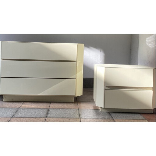 Paar vintage gelakte ladekasten en spiegel, 1980