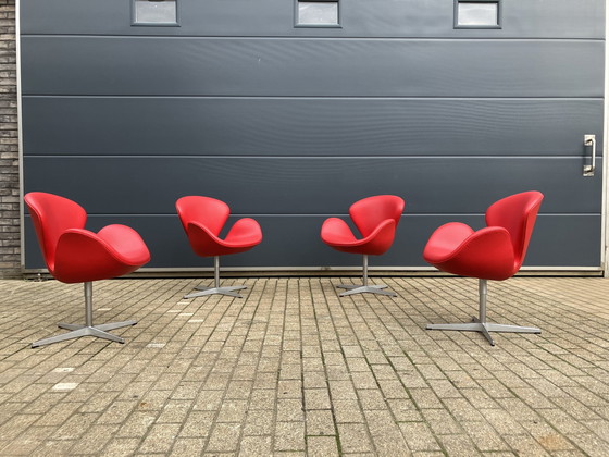 Image 1 of 4X Originele Rood Lederen Fritz Hansen Swan Chairs Topstaat!