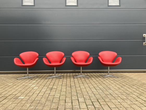 Image 1 of 4X Originele Rood Lederen Fritz Hansen Swan Chairs Topstaat!