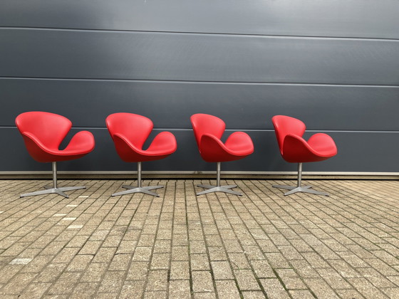 Image 1 of 4X Originele Rood Lederen Fritz Hansen Swan Chairs Topstaat!