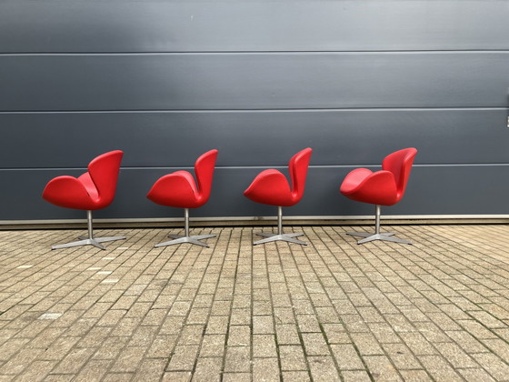 Image 1 of 4X Originele Rood Lederen Fritz Hansen Swan Chairs Topstaat!