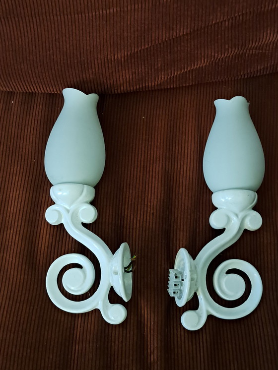 Image 1 of 2x Vintage gietijzeren wandlampen met melkglazen kapjes