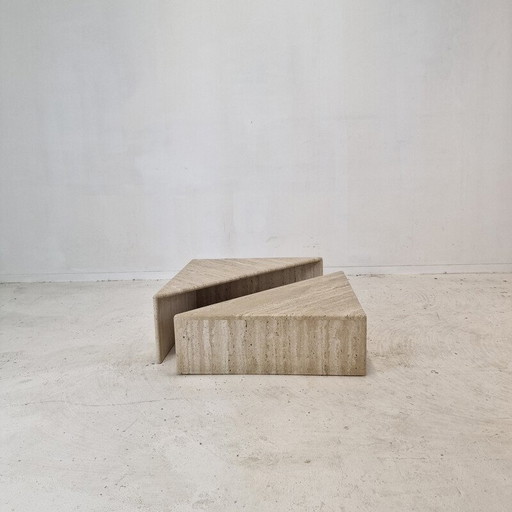 Paar vintage driehoekige travertijnen salontafels van Up et Up, Italië 1980