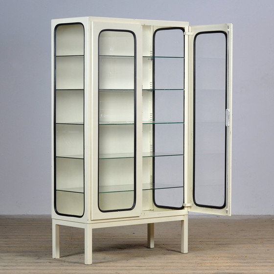 Image 1 of Vintage medisch kabinet van ijzer en glas, 1970