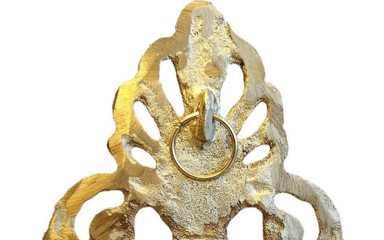 Image 1 of Vintage handgeschilderd Victoriaans liefdes porseleinen schilderij met messing frame kroon uit Egypte