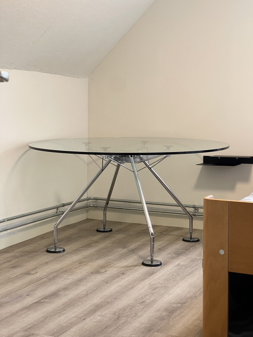 Tecno Nomos glazen ronde tafel ontworpen door Norman Foster