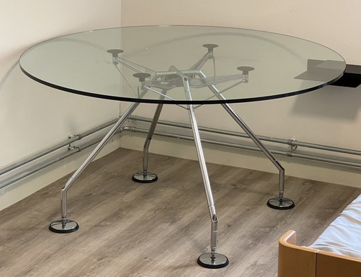 Tecno Nomos glazen ronde tafel ontworpen door Norman Foster