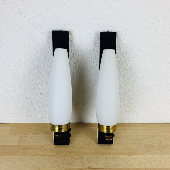 Image 1 of Paar vintage metalen en witte opaline wandlampen, jaren 1950