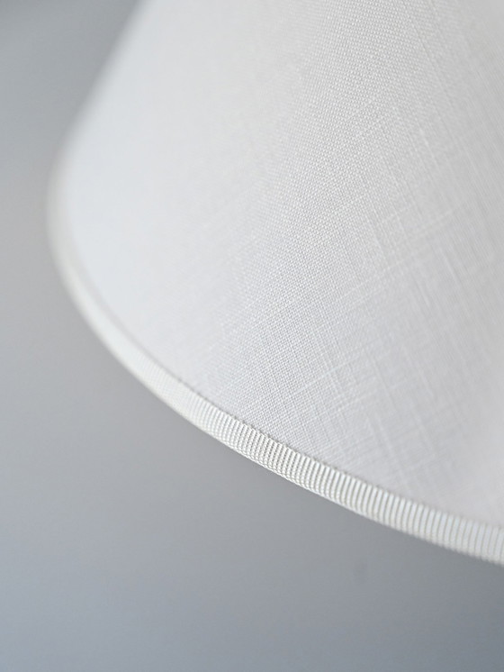 Image 1 of Vintage Scandinavische Gouden Vloerlamp Met Witte Stoffen Kap - Elegant Mid Century Ontwerp