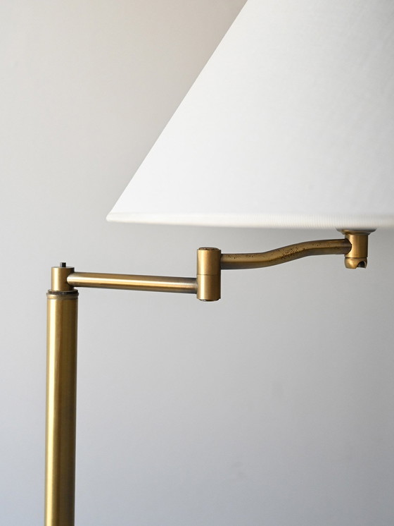 Image 1 of Vintage Scandinavische Gouden Vloerlamp Met Witte Stoffen Kap - Elegant Mid Century Ontwerp