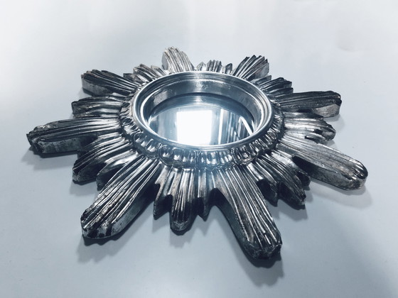 Image 1 of Muurzonnespiegel - Groot model - Gesneden hout - Zilver - 1960-70
