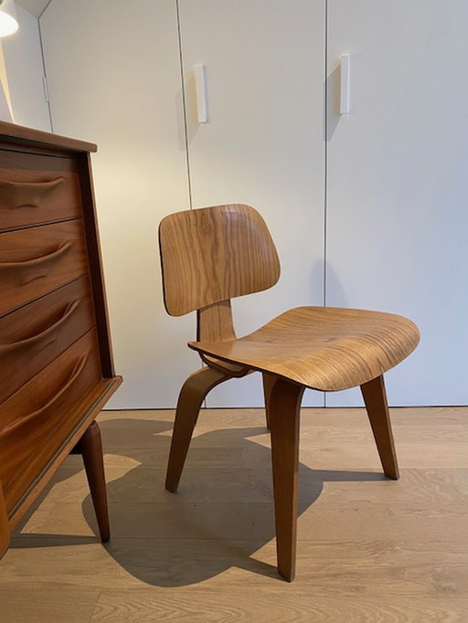 DCW Charles & Ray Eames stoel