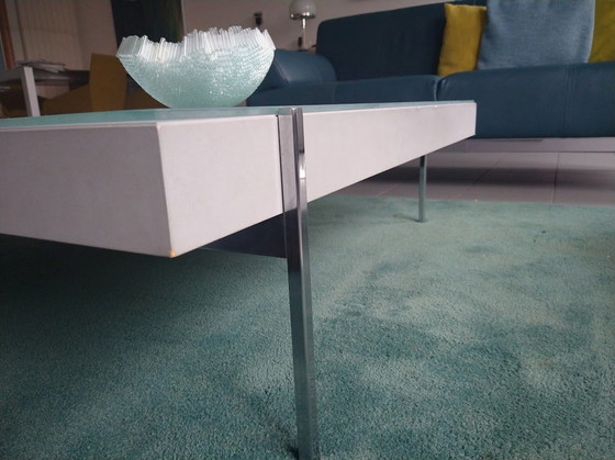 Image 1 of Glazen Vierkante Design Salontafel Afmeting 105 M X 32 Cm. Met Een Paar Kleine (Gemakkelijk Weg Te Werken) Beschadigingen