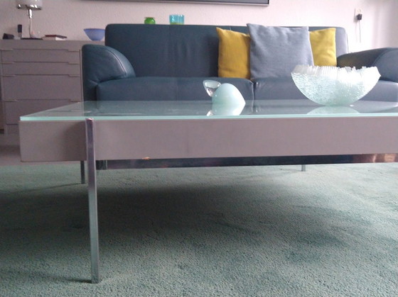 Image 1 of Glazen Vierkante Design Salontafel Afmeting 105 M X 32 Cm. Met Een Paar Kleine (Gemakkelijk Weg Te Werken) Beschadigingen