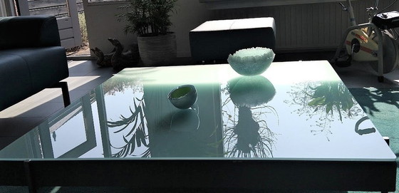 Image 1 of Glazen Vierkante Design Salontafel Afmeting 105 M X 32 Cm. Met Een Paar Kleine (Gemakkelijk Weg Te Werken) Beschadigingen