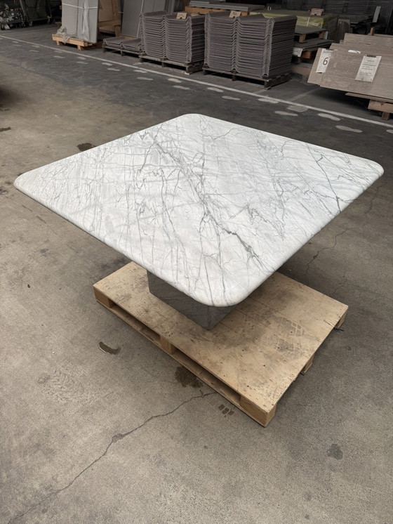 Image 1 of Prachtige Marmeren Eettafel Voor Zeer Goede Prijs I.V.M. Kleine Schade