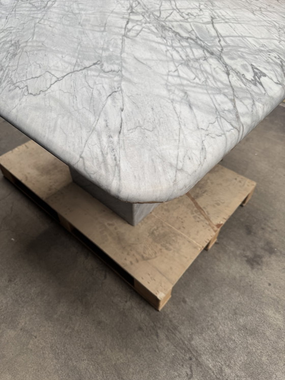 Image 1 of Prachtige Marmeren Eettafel Voor Zeer Goede Prijs I.V.M. Kleine Schade