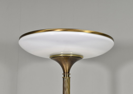 Image 1 of Relco Milano gedraaid messing / opaline glazen vloerlamp - Italië, circa 1970