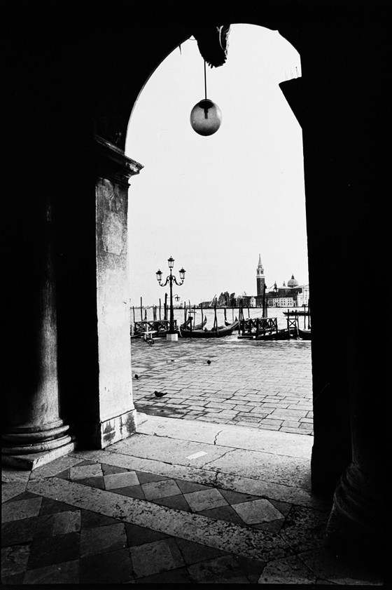 Image 1 of Michel Pinel 1949-2022 / Sublieme foto van Venetië vanaf het San Marcoplein