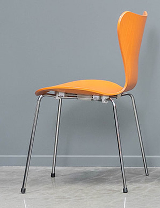 Fritz Hansen Serie 7 "vlinder" stoel