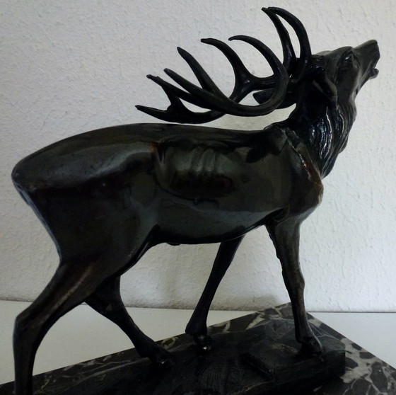 Image 1 of Art Deco Beeld Burlend Hert Op Marmeren Sokkel.