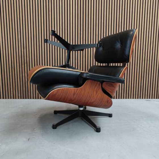 Image 1 of Vitra Eames Stoel XL