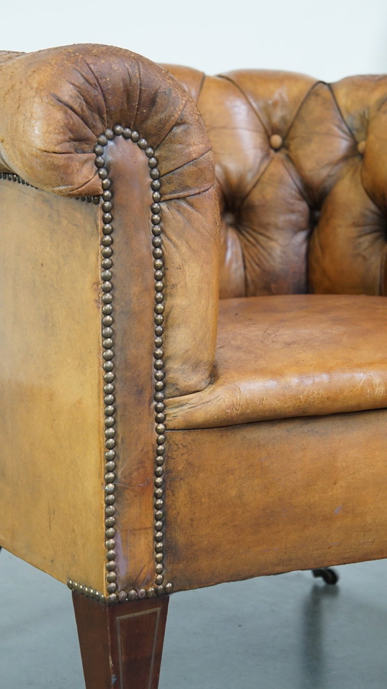 Image 1 of Schapenleren Chesterfield Clubfauteuil Op Wieltjes