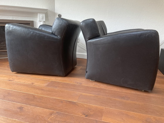 Image 1 of Te Koop: Twee Zwart Lederen Fauteuils, Merk Label Type Barzoi. 