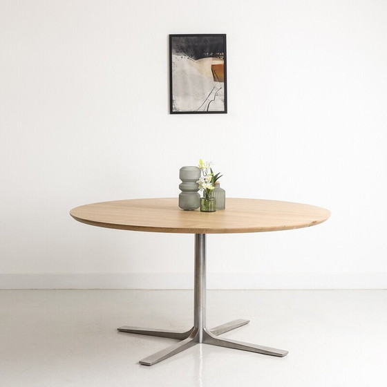 Image 1 of Vintage ronde tafel in kersenhout met metalen onderstel