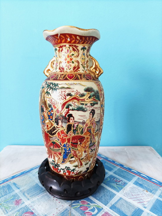Image 1 of Kleine Chinese vaas Gesigneerd op voet