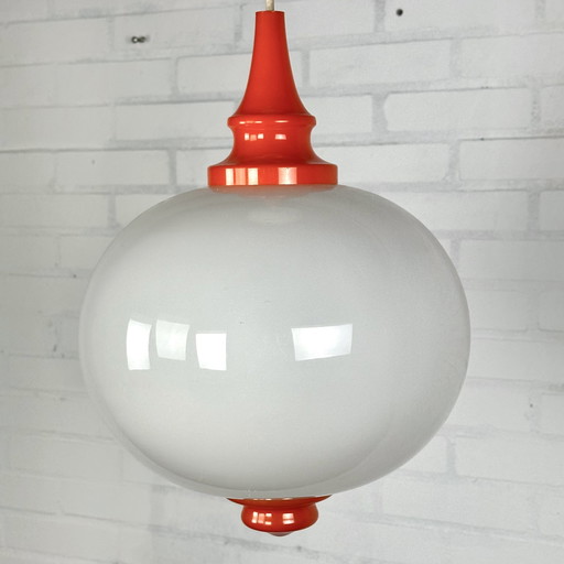 Space age hanglamp met melk glas bol