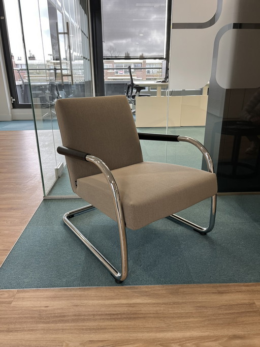 3x Vitra zandkleurige fauteuils