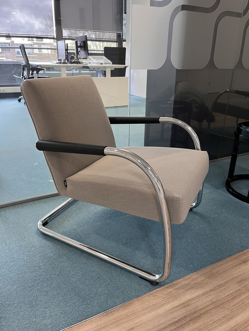 3x Vitra zandkleurige fauteuils