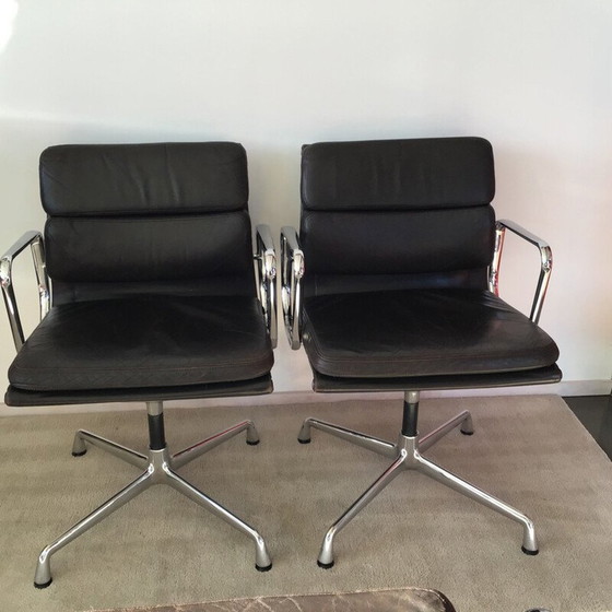 Image 1 of Bruine leren vintage Soft pad fauteuil van Eames