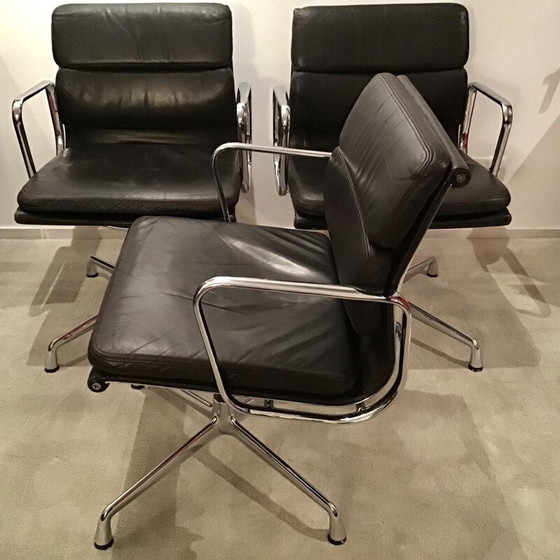 Image 1 of Bruine leren vintage Soft pad fauteuil van Eames