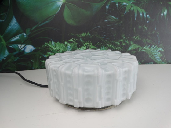 Image 1 of Melkglas Wandlamp Met Reliëfpatroon