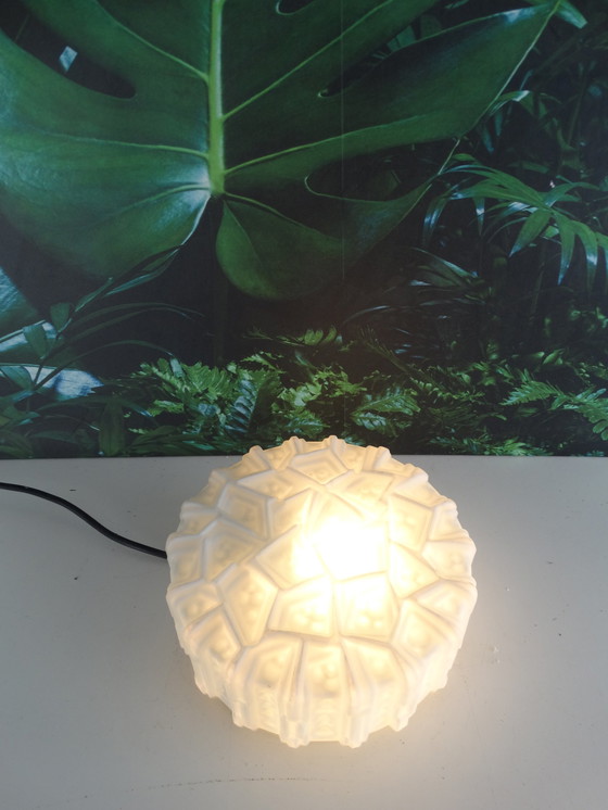 Image 1 of Melkglas Wandlamp Met Reliëfpatroon