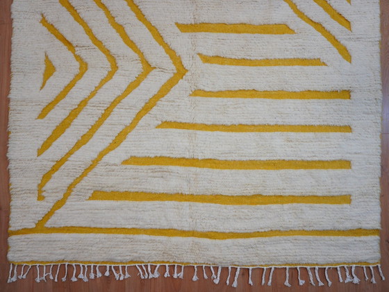 Image 1 of Berber tapijt - 293 cm x 199 cm - wit en geel wol