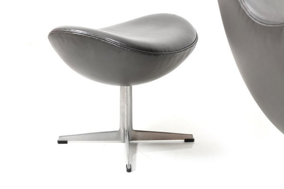 Image 1 of Reclining Egg Chair & Ottoman Set door Arne Jacobsen voor Fritz Hansen, 1971, Set van 2