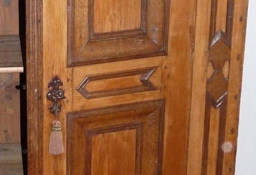 Tuigkast In Notenhout Met Eiken Inleg, Verticaal Deelbaar.