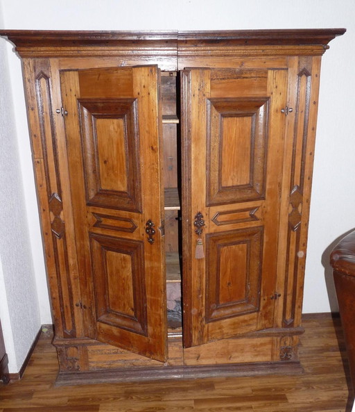 Tuigkast In Notenhout Met Eiken Inleg, Verticaal Deelbaar.