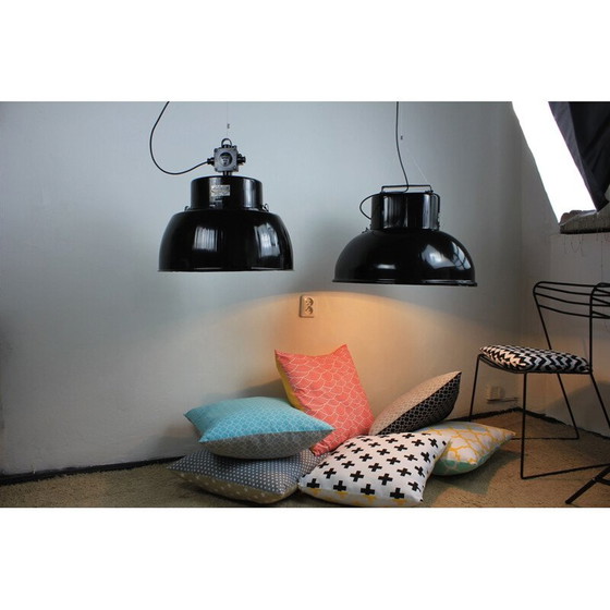 Image 1 of Vintage industriële zwart ijzeren hanglamp, 1960