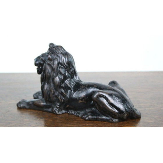 Image 1 of Vintage gietijzeren liggende leeuw