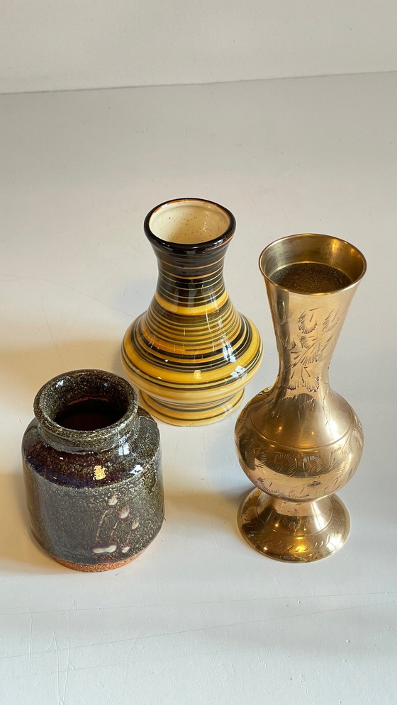 Image 1 of Trio vintage vazen van messing en glas