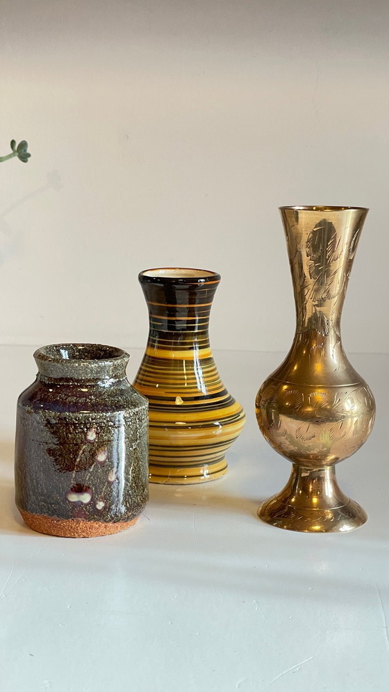 Image 1 of Trio vintage vazen van messing en glas