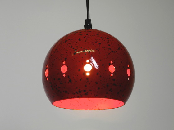 Image 1 of  Prachtige Mid Century Modern rood en zwart kleine geëmailleerde hanglamp met originele kap