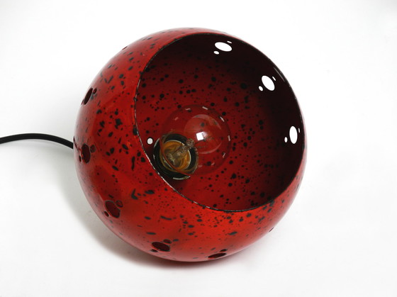 Image 1 of  Prachtige Mid Century Modern rood en zwart kleine geëmailleerde hanglamp met originele kap