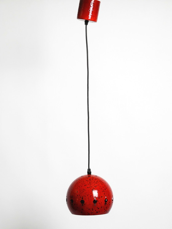 Image 1 of  Prachtige Mid Century Modern rood en zwart kleine geëmailleerde hanglamp met originele kap